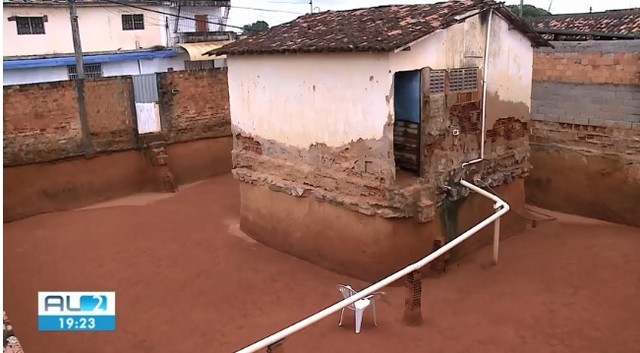 Irmãs escavam com colher de pedreiro ao redor de casa em que moravam durante anos no Nordeste e foto impressiona