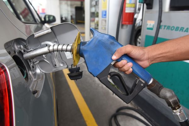 Tanque está vazio? Petrobras aumenta preço da gasolina em 12%