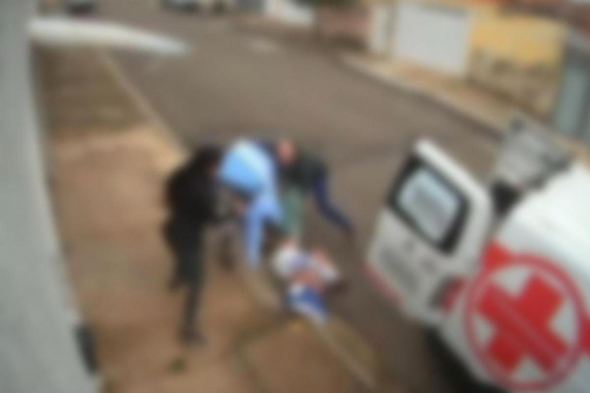 Paciente cai de maca durante transporte para ambulância; VEJA