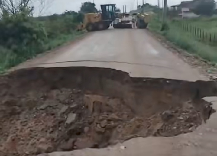 [Vídeo] Cratera rasga RN-120 de ponta ponta e interdita ligação entre Santo Antônio e Nova Cruz
