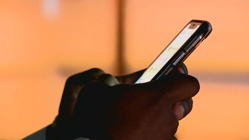 Cliente do RN deve receber indenização de R$ 5 mil após comprar celular como 'novo' e encontrar algo inusitado ao ligá-lo