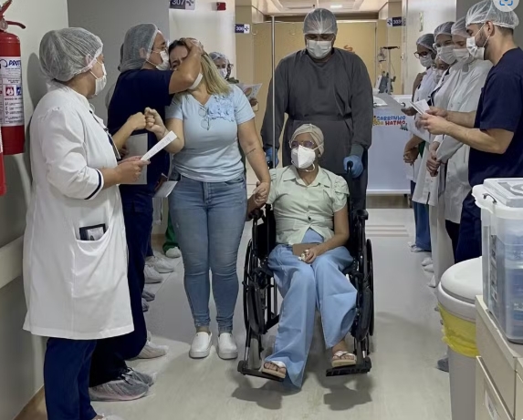 VÍDEO: “Nova chance de vida”: mãe doa medula, filha vence leucemia e emociona equipe em alta no RN