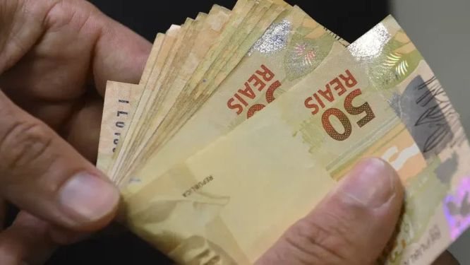 Abono salarial de até R$ 1.621 começa a ser pago nesta segunda-feira (17); veja quem tem direito