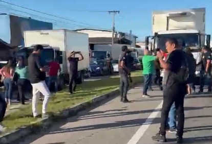 Caminhoneiros do RN iniciam greve e protestam na BR-101 em Parnamirim
