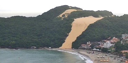 VÍDEO - Morro do Careca amanhece com sigla surpreendente escrita na areia