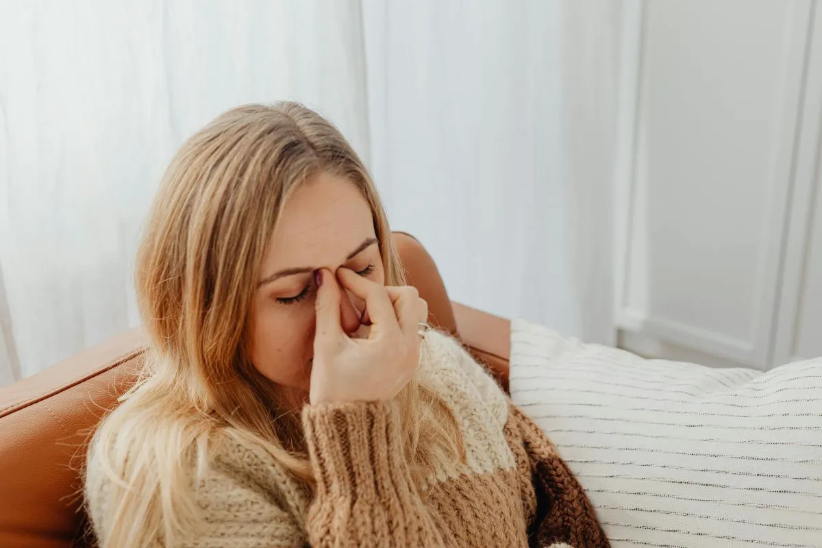 Dor de cabeça próximo aos olhos; o que significa e quando procurar ajuda médica