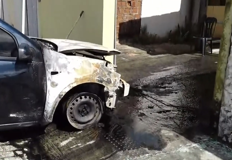[Vídeo] Carro pega fogo em garagem de casa no RN; família se abrigou no quintal